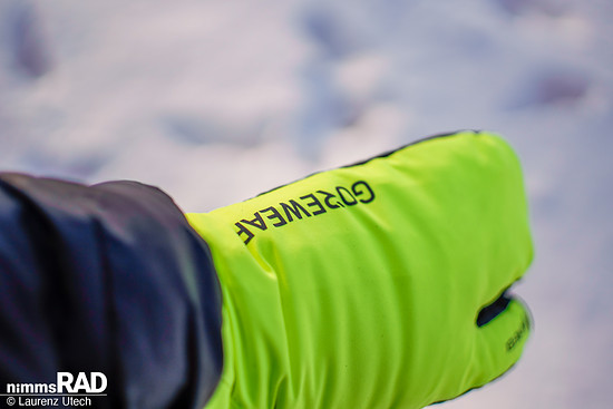 Die Gore-Tex ePE-Membran schützt zuverlässig vor Wind und Regen – selbst bei Dauer­nässe bleiben die Hände trocken und warm.