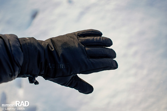 Im Praxistest zeigte sich der Shimano Grip als vollständig wasserdicht: Selbst bei Dauerregen blieben die Hände dank Gore-Tex-Membran zuverlässig trocken.