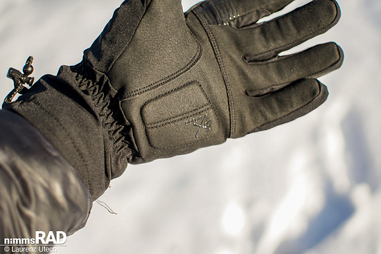 Die Gore-Tex-Grip-Konstruktion und die robuste Kunstveloursleder-Handfläche sorgen auch bei Nässe für sicheren Halt – das integrierte Poron-XRD-Gelpad stört die Griffkraft nicht.