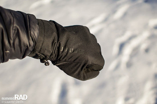 Das Obermaterial ist robust, wirkt beim Greifen jedoch etwas steif – insgesamt fällt der Shimano Grip eher kantig aus, mit leicht zu langen Fingern.