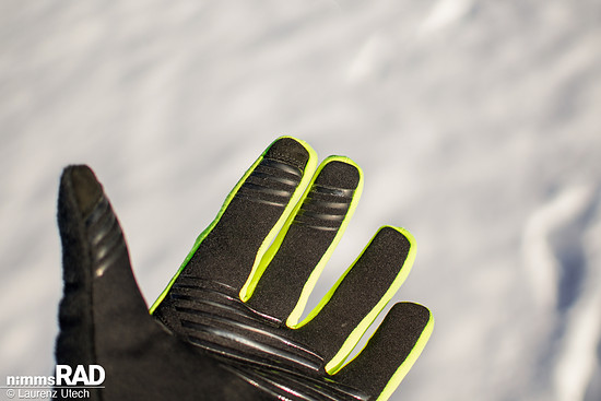 Die Silikonapplikationen in der Handfläche liefern exzellenten Grip, während ergonomische Polsterung für Komfort sorgt – ideal für E-Bike-Fahrten.