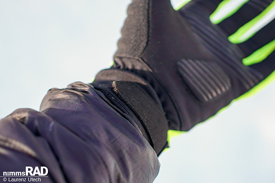 Der lange Schaft plus Innen-Klettverschluss ermöglicht eine sichere Passform und zusätzliche Isolation gegen Wind und Kälte.