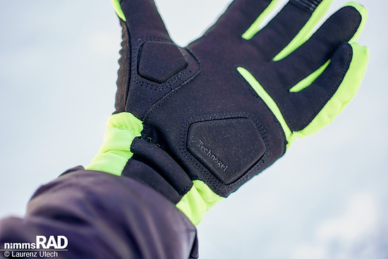 Technogel-Einsätze in der Handfläche sollen Vibrationen dämpfen, beeinträchtigen aber das direkte Gefühl am Lenker spürbar.