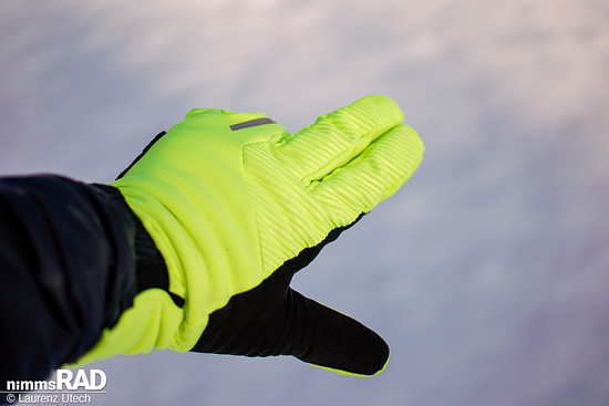 Ungewöhnlich, aber effektiv: Die Applikationen an Zeige- und Mittelfinger eignen sich gut zum Abwischen von Brille oder Helmvisier.