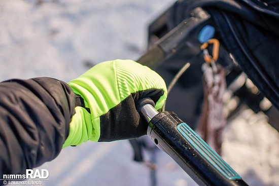 Das Softermic-Futter fühlt sich angenehm weich an und sorgt bei kalten Temperaturen für solide Wärme – ideal für kurze bis mittlere Winterfahrten oder Mehrfachnutzung etwa am Kinderwagen.