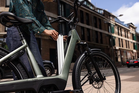 Der Akku soll von oben entnehmbar sein und einen integrierten Tragegriff besitzen.