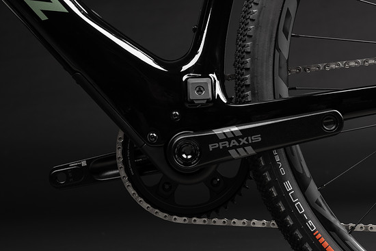 Angeschoben wird das Skitch vom Fazua Ride 60, der sich im Tretlagerbereich versteckt.