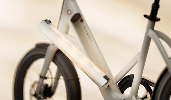 Der Akku ist zum Laden und zum Transport entnehmbar.