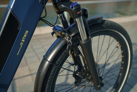 Die Suntour-Gabel mit 75 mm Federweg soll Kanten und Kopfsteinpflaster abfedern.