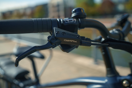 ektro-Vierkolbenbremsen mit 180-mm-Scheiben sind auf kontrolliertes Verzögern unter Last ausgelegt.