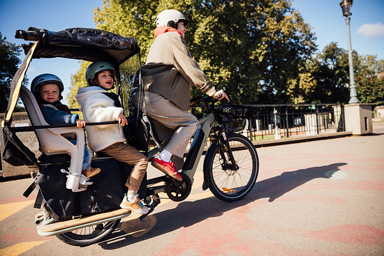 Die Zuladung hinten ist als zentrale Transportzone für Kinder, Kisten oder Taschen gedacht.
