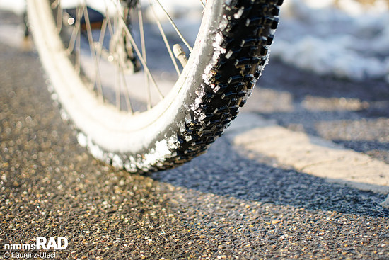 Auf trockenem Asphalt rollt der Smart Sam Cargo dank eng stehender Mittelstollen überraschend souverän.