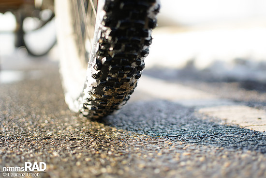 Auch auf nasser Straße liefert der Smart Sam Cargo spürbar mehr Seitenhalt als glatte Stadtreifen.