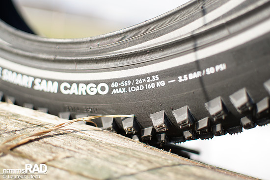 Die maximale Traglast aller montierten Reifen addieren – fertig.