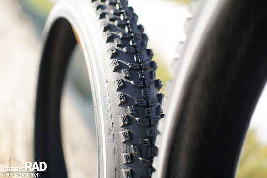 Profil im Detail – geschlossener Mittelsteg für geringen Rollwiderstand, grobstollige Seitenblöcke für sicheren Halt auf losem Untergrund.