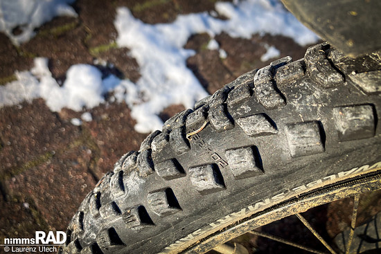 Kleine Panne durch Tackernadel – das Loch ließ sich problemlos mit Dichtmilch verschließen.