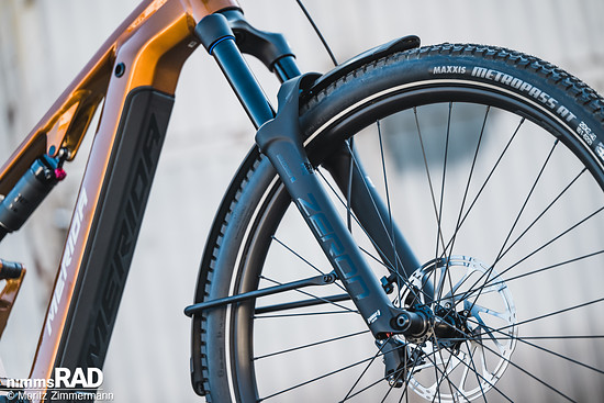 Die SR Suntour Zeron 36 X-Federgabel mit 142 mm Hub soll für Komfort auf unebenen Wegen sorgen.