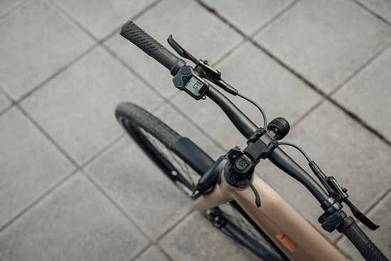 ... und Lenker um das E-Bike möglichst platzsparend in der Wohnung oder im Büro abstellen zu können.