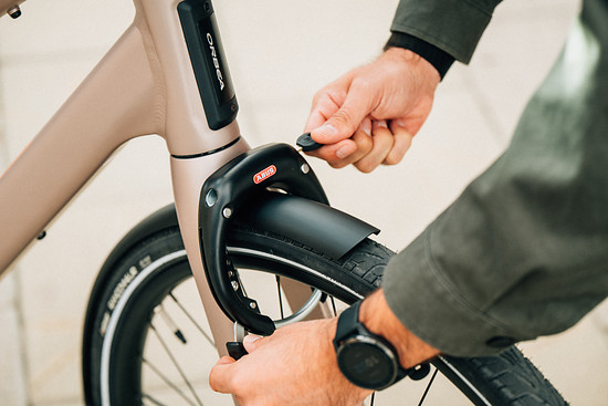 Auch ein Fahrradschloss gehört zur Ausstattung.