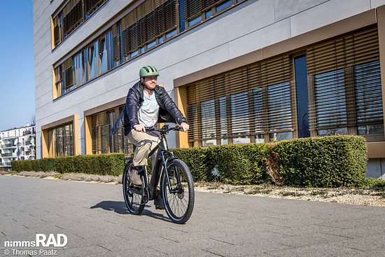 Stabil &amp; ausgewogen: Das Trava ADV vermittelt eine sichere, komfortable Sitzposition und gutes Handling – auch bei höheren Geschwindigkeiten.