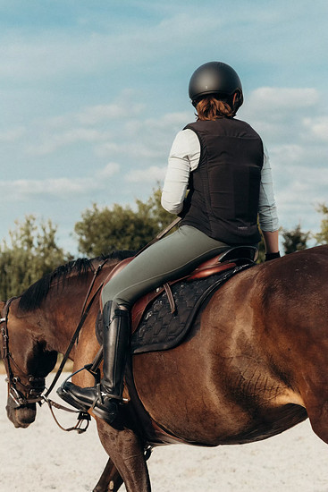 Im Onlineshop bezeichnet und bewirbt Decathlon die Weste als Airbag zum Reiten ...