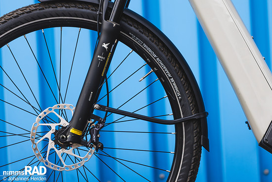 Die breiten Aluminiumschutzbleche machen das E-Bike alltagstauglich.