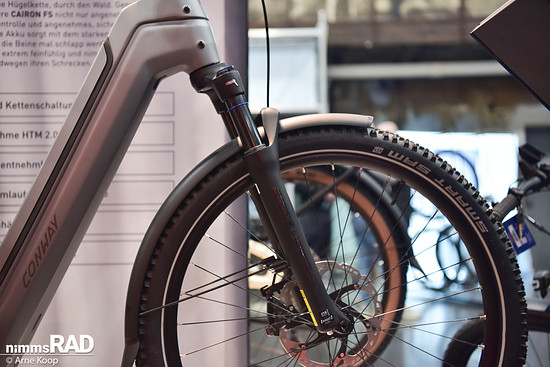 Die Suntour "Mobie34 Air NLO"-Federgabel nimmt Gullideckeln wie auch holprigen Wegen den Schrecken.