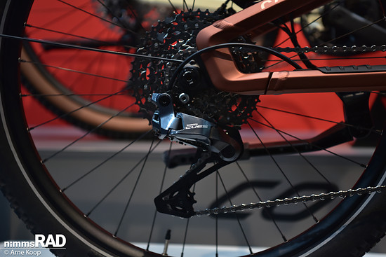 Die elektronischen Gangwechsel werden durch die Shimano CUES Di2 vorgenommen …