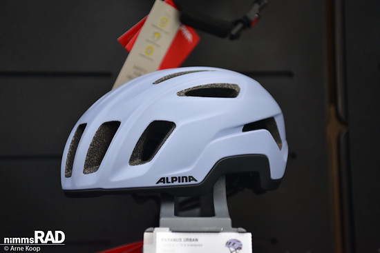 Auch für Eltern hat Alpina den passenden Helm im Petto zum Beispiel den Paranus Urban.