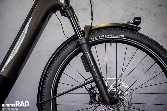 Die Federung vorn übernimmt eine SR Suntour Mobie 34 Federgabel mit 120 mm Federweg.