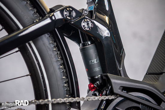 Hinten dämpft ein SR Suntour Edge XR Dämpfer, der 115 mm Federweg verwaltet.