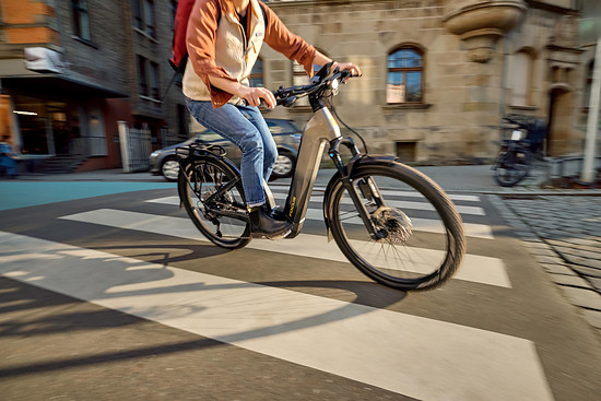 Ganzes Fahrrad im Stadtverkehr, Gabel klar zu erkennen.