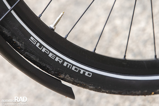 Griffige Schwalbe Super Moto-Reifen sind mit an Bord.