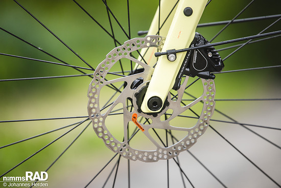 Gebremst wird mit guten Stoppern von Shimano.