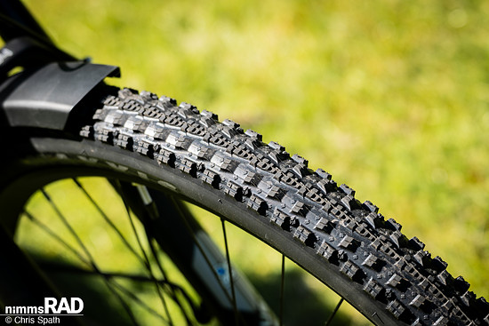 Mit dem Maxxis Crossmark 2 Reifen hat man einen vernünftigen Reifen für einen breiten Einsatzbereich am Bike.