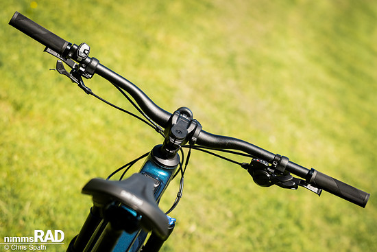 Der leicht gekröpfte Riser-Bar-Lenker des Aventon Current positioniert einen sportlich über dem Bike.