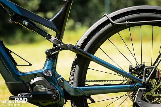 140 mm Federweg hält das Bike am Hinterbau und der Federgabel bereit: Mehr als genug für hohen Komfort im alltäglichen Einsatz.