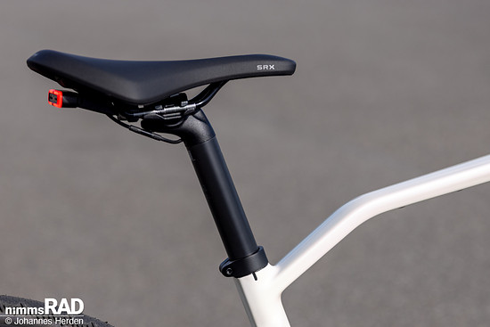 Der Knick im Oberrohr soll helfen, falls man das Rad im Treppenhaus schultern muss – Kenner von Canyon CX-Bikes kennen die Form vom Inflite.