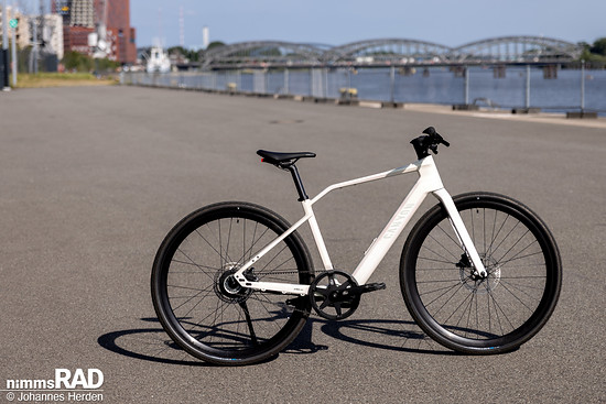 Das neue Canyon Roadlite:ON CF kostet 2.999 € und kommt mit minimalistischem Singlespeed-Antrieb