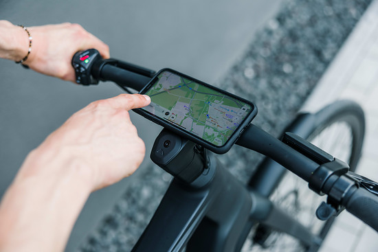 Das Smartphone kann direkt am Lenker befestigt werden – die passende Hülle vorausgesetzt.