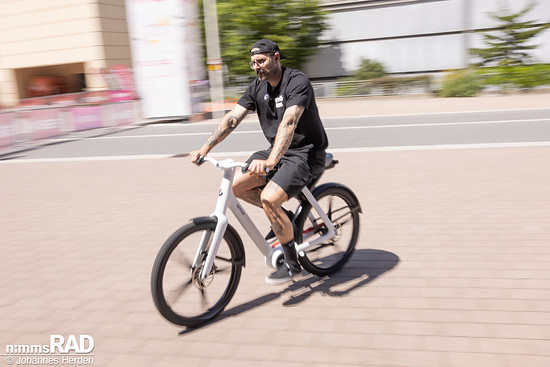 Die niedrigere Sitzposition soll im Stadtverkehr mehr Sicherheit geben. HEPHA will die biomechanischen Nachteile dieser Haltung über die Motorsteuerung ausgleichen.