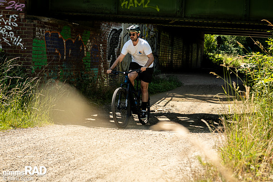 Die Beleuchtung funktioniert einwandfrei, der Lichtkegel ist quadratisch und hell genug um den Weg nach Hause auf Radwegen oder Feldwegen auszuleuchten.