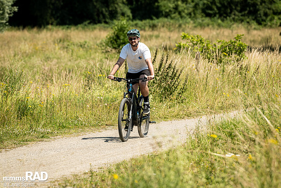 Der Ultro S-Motor ist äußerst kraftvoll. Als fitter Fahrer braucht man die volle Motorunterstützung selten, denn das Aventon Current REC rollt schnell und man bekommt selbst im Eco-Modus ausreichend Power für leicht welliges Gelände.