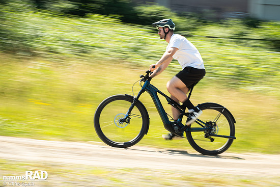 Mit etwas über 1,90 cm Körpergröße sitzt Foto-Modell Christian passend auf dem Bike – als jemand, der nur Trekking-Räder kennt, musste er sich jedoch an die Sitzposition und mehr Last auf den Armen gewöhnen.