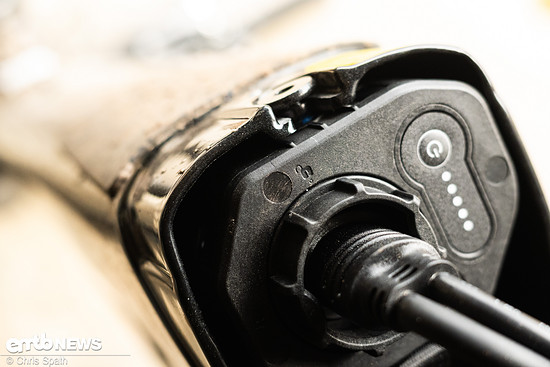 Das Kabel ist durch einen Drehverschluss gesichert…