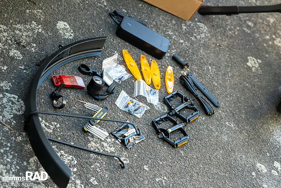 Ein paar Dinge muss man selbst montieren, wenn man das Bike per Spedition geliefert bekommt. Für den geübten Schrauber kein Problem…