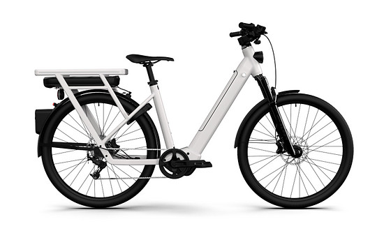 Das Volkswagen Crossover eBike erhält eine Federgabel mit 100 mm Federweg, breitere 2,4-Zoll-Reifen und einen integrierten Gepäckträger. Laut Hersteller wiegt es in Größe M 28 kg.