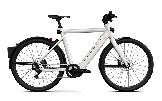 Das Volkswagen Sport eBike kombiniert eine Aluminium-Starrgabel mit 27,5 Zoll großen Laufrädern und 2,2 Zoll breiten Urban-Reifen. Das Gewicht wird in Größe M mit 27,5 kg angegeben.