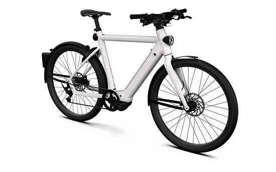 n+ bietet die unter Volkswagen-Lizenz entwickelten E-Bikes in zwei Ausführungen an: Das Sport eBike kostet 3.999 Euro, das komfortorientierte Crossover eBike 4.349 Euro.