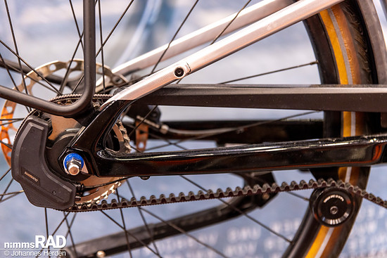 Interessantes Detail: Statt den Riemen über die Verschiebung des Hinterrades zu spannen, setzt Cannondale auf eine Umlenkrolle unter der Kettenstrebe.